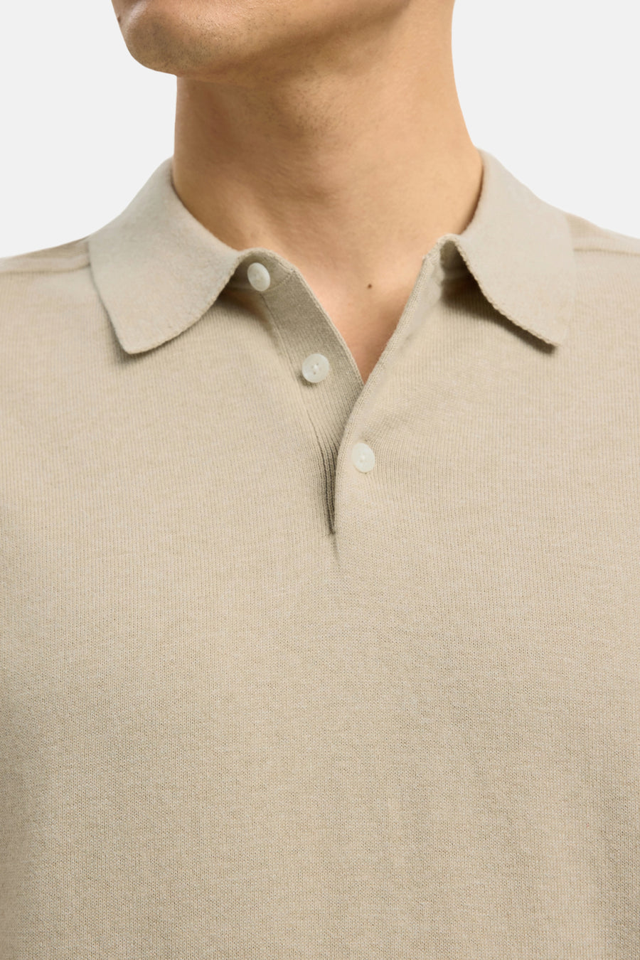 Beige polo met korte mouwen van SELECTED, met witte knopen en een fijne ribstructuur.
