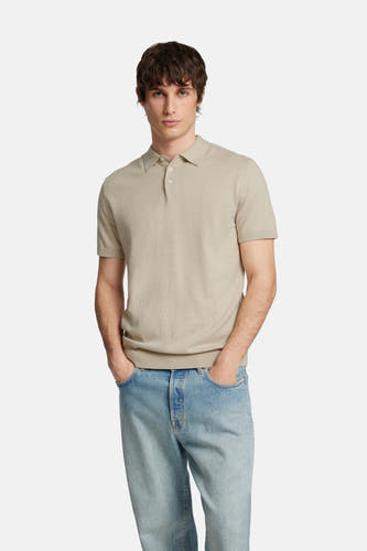 Beige polo met korte mouwen van SELECTED, gedragen met een lichtblauwe jeans.