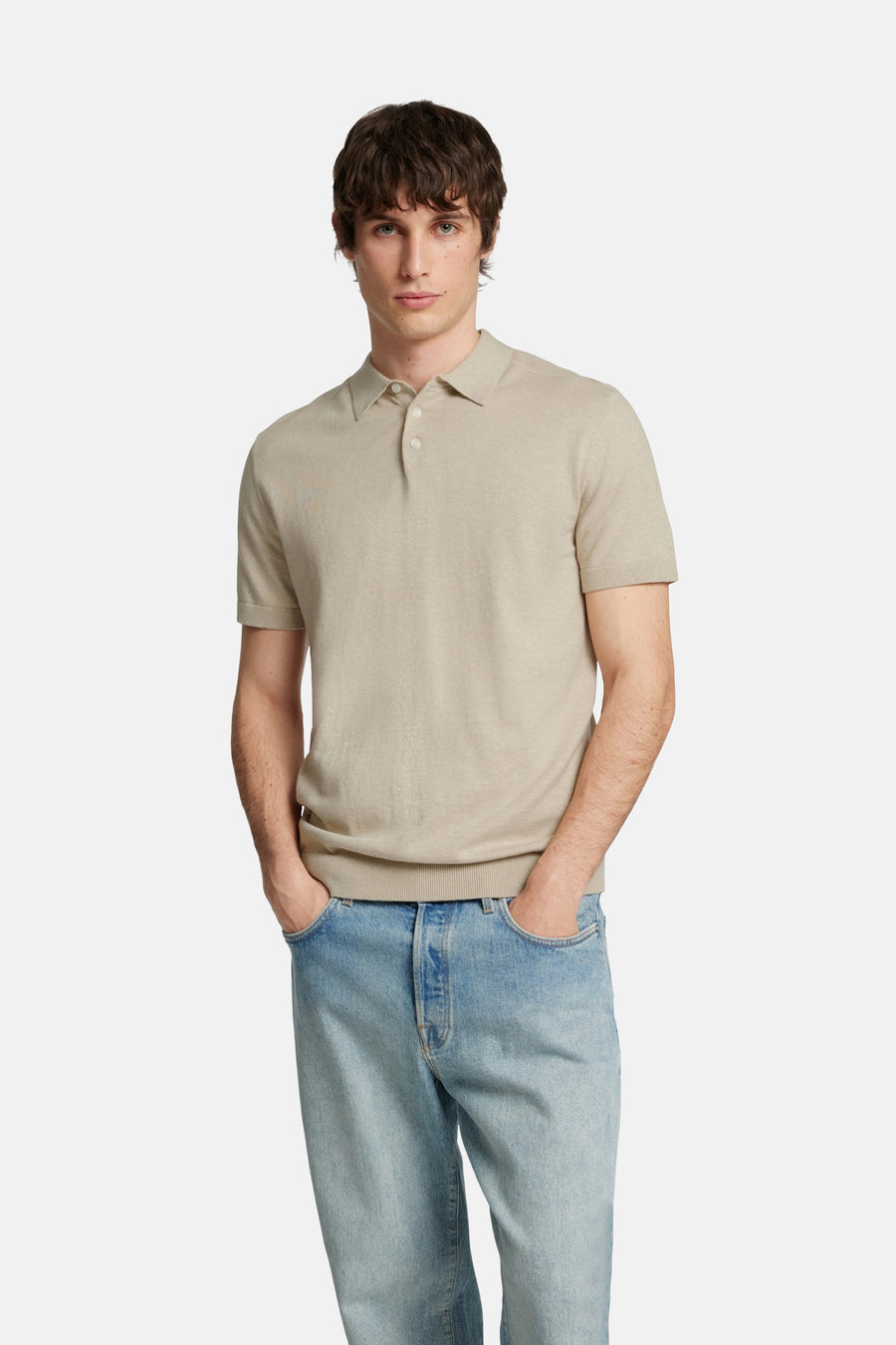 Beige polo met korte mouwen van SELECTED, gedragen met een lichtblauwe jeans.