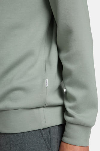 Groene sweater van SELECTED met geribbelde boorden en een wit label op de zijnaad.