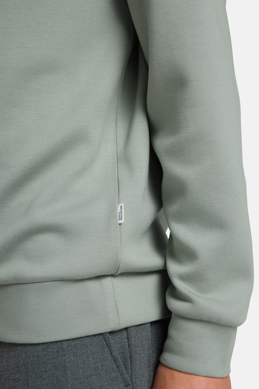 Groene sweater van SELECTED met geribbelde boorden en een wit label op de zijnaad.