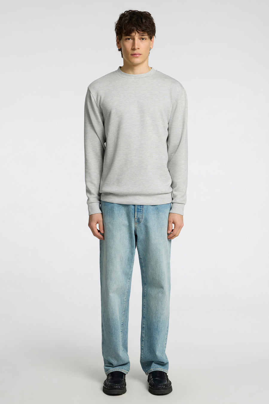 Pull gris de SELECTED, porté avec un jean bleu et des chaussures noires.