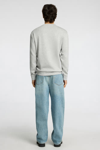 Pull gris de SELECTED, porté avec un jean ample et des chaussures noires, dos.