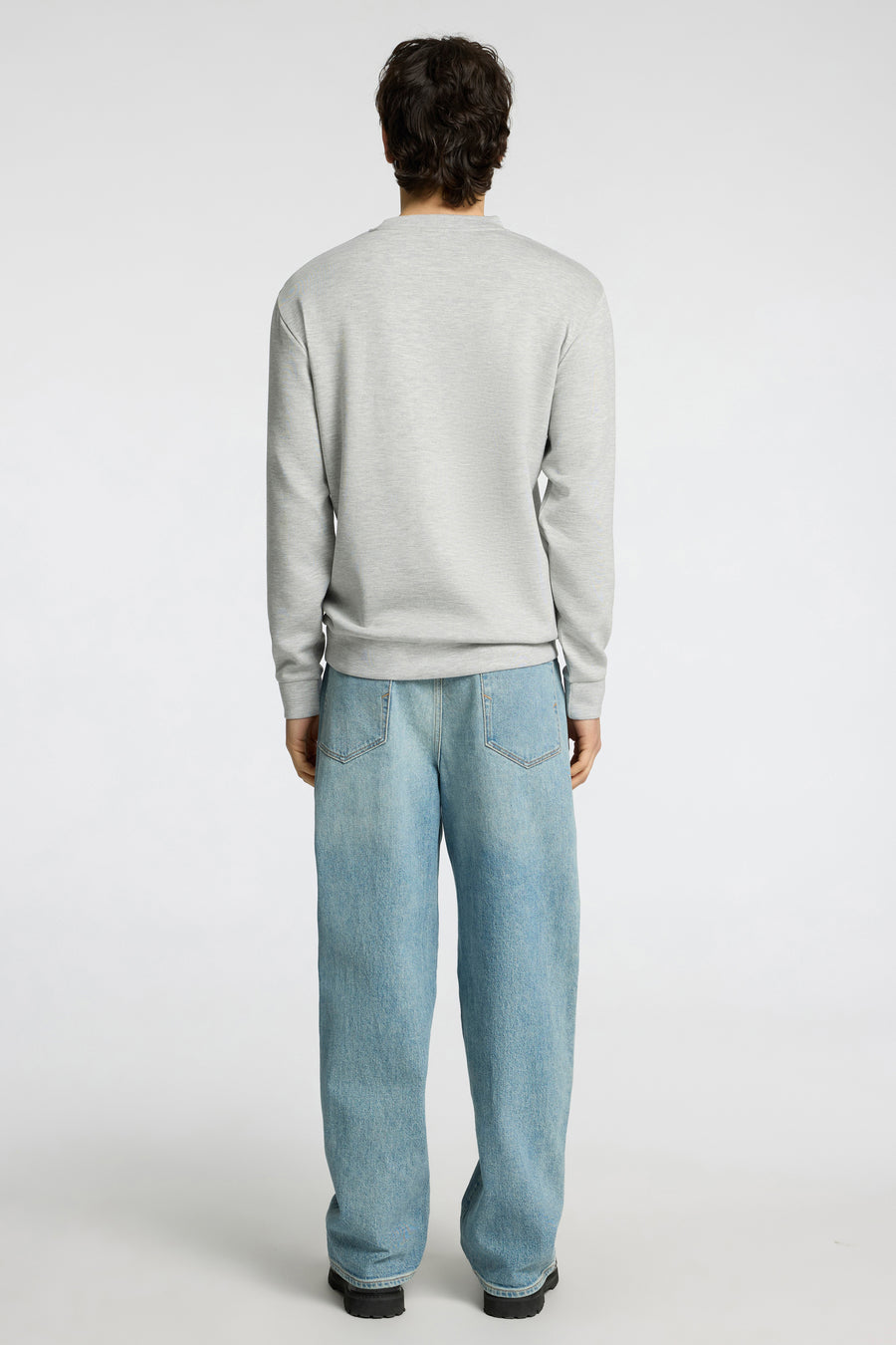 Pull gris de SELECTED, porté avec un jean ample et des chaussures noires, dos.