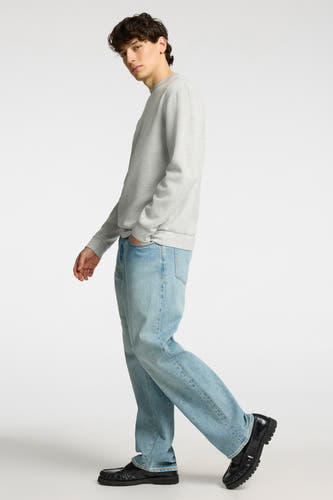 Pull gris de SELECTED, à manches longues, combiné avec un jean bleu et des chaussures noires.