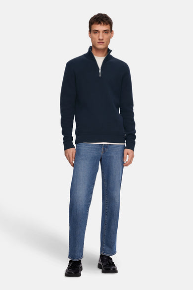 Blauwe trui van SELECTED, met een halve rits en gecombineerd met een wit T-shirt en blauwe jeans.