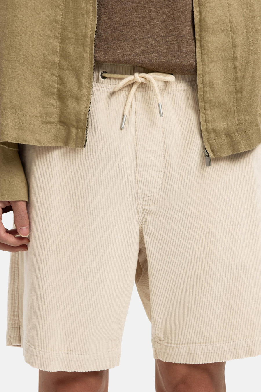 Short écru de SELECTED, en tissu côtelé, avec un cordon de serrage à la taille et une veste indéfinie par ailleurs.
