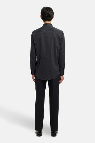 Chemise noire à manches longues de SELECTED, vue de dos, associée à un pantalon noir et des chaussures brillantes.