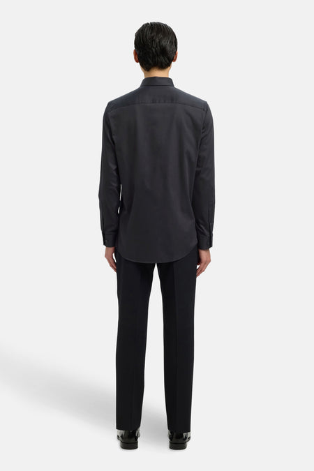 Chemise noire à manches longues de SELECTED, vue de dos, associée à un pantalon noir et des chaussures brillantes.