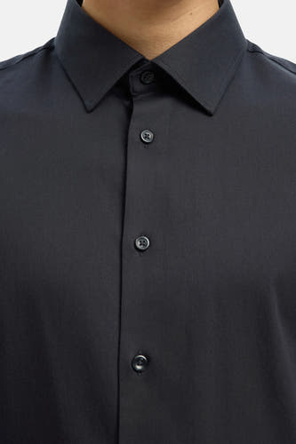 Chemise noire à manches longues de SELECTED, gros plan sur la fermeture à glissière et le col.