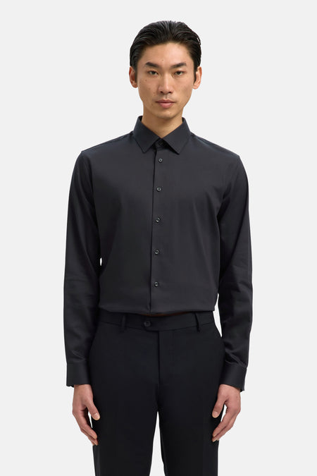 Chemise noire à manches longues de SELECTED, associée à un pantalon noir et un aspect formel.