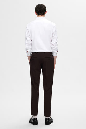 Wit overhemd met lange mouwen van SELECTED, gecombineerd met bruine pantalon en zwarte schoenen, gezien van achteren.
