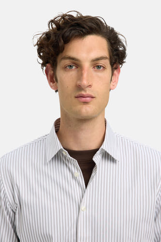 Chemise à rayures blanches et noires (manches longues) de SELECTED, portée sur une chemise brune.