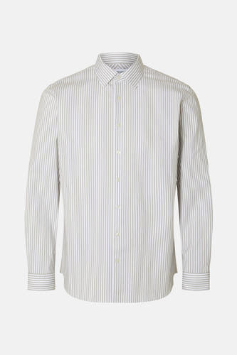 Chemise à rayures blanches et bleues avec longues manches de SELECTED, étirée et serrée sur un fond blanc.