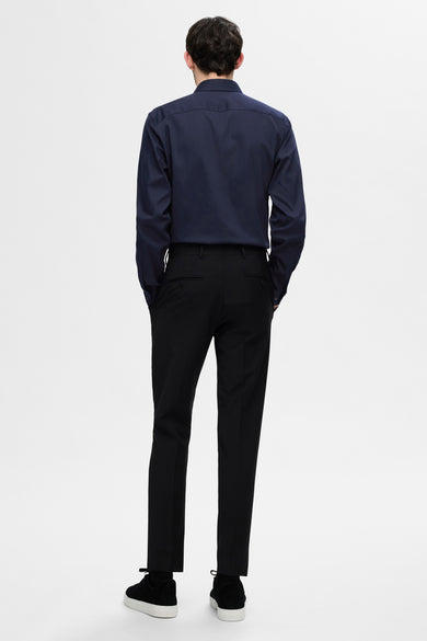 Blauw overhemd met lange mouwen van SELECTED, gezien vanaf de achterkant met zwarte pantalon en sneakers.
