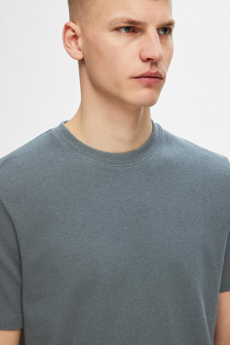 Grijs T-shirt met korte mouwen van SELECTED, close-up van de hals en het bovenlichaam.