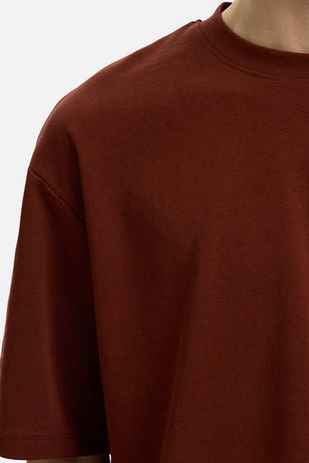 Bruine korte mouwen t-shirt van SELECTED, close-up van de bovenkant met ronde hals en gladde stoftextuur
