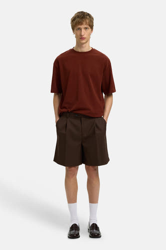 Bruine korte mouwen t-shirt van SELECTED, strakke pasvorm, ronde hals, gedragen met donkere korte broek en witte sokken, front view.