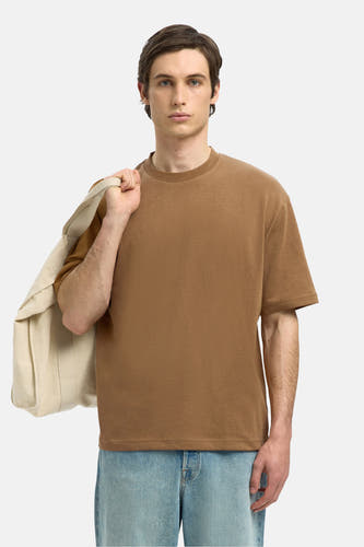 Bruin T-shirt met korte mouwen van SELECTED, gedragen met een canvas tas en blauwe jeans.
