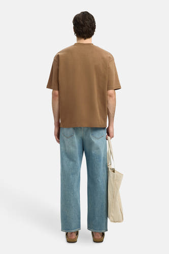 Bruin T-shirt met korte mouwen van SELECTED, achterkant gezien, gecombineerd met wijde jeans en een ecru canvas tas.
