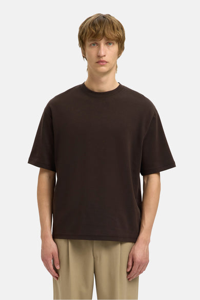 T-shirt marron à manches courtes de SELECTED, avec une texture lisse et un col rond.