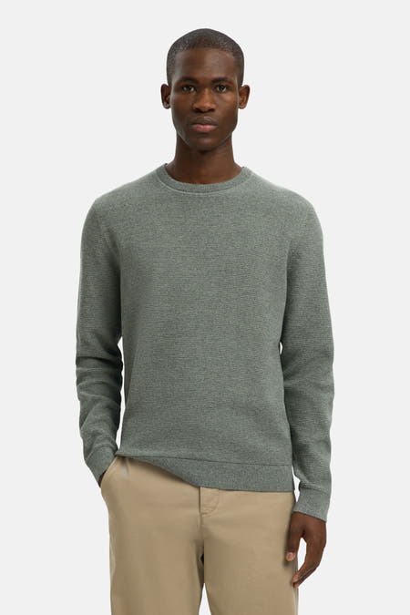T-shirt vert avec col rond de SELECTED, d'une fine texture, porté avec un pantalon kaki et une sacoche olive.