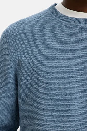 Blauw gebreide trui met ronde hals van SELECTED, met een wafelpatroon en een witte kraag van een shirt eronder.