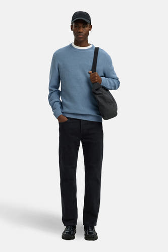 Blauwe trui met ronde hals van SELECTED, met lange mouwen en gedragen met donkere jeans en loafers.
