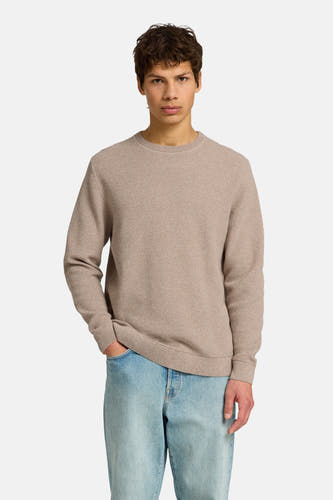 Pull marron avec col rond de SELECTED, porté avec des jeans larges et des chaussures marrons.