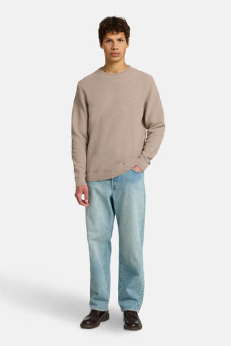 Bruine trui met ronde hals van SELECTED, gedragen met wijde jeans en bruine schoenen.