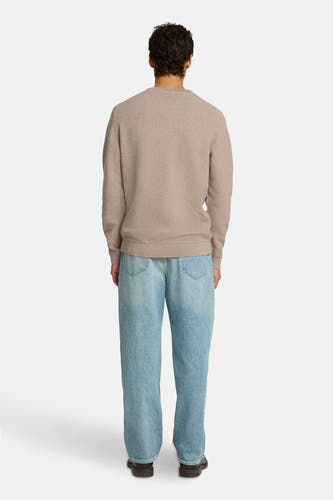 Pull-over marron avec col rond de SELECTED, en fine texture tricotée et associé à un jeans bleu.