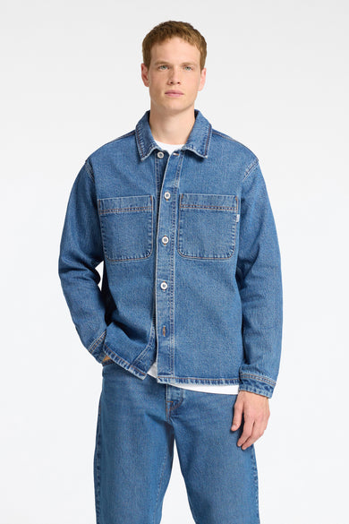 Jeanshemd in mid blue denim van SELECTED, met lange mouwen en zichtbare knopen.