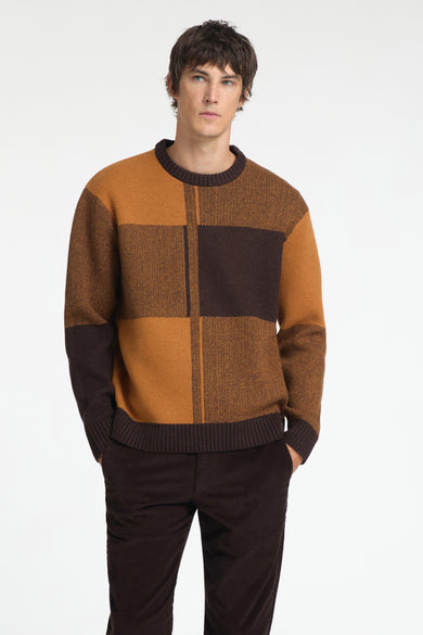 Pull-over marron avec col rond de SELECTED, à motif à carreaux et porté avec un pantalon corduroy marron et des loafers noirs.