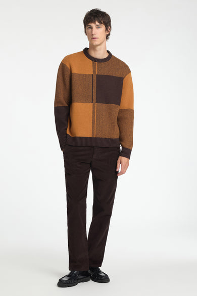 Bruine trui met ronde hals van SELECTED, met een blokpatroon en gedragen met een bruine corduroy broek en zwarte loafers.
