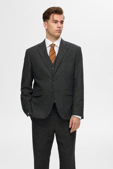 Groene blazer van SELECTED, met een subtiele textuur, gedragen over een wit overhemd en gestreepte bruine das.