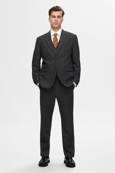Groene blazer van SELECTED, met een gestreept bruin das en zwarte schoenen.
