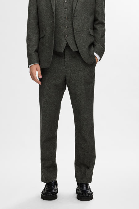 Pantalon de costume vert de SELECTED,,é avec un veston et une veste assortis, combiné à une chemise blanche et une cravate rayée.