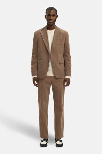 Blazer marron de SELECTED, associé à une chemise crème et un pantalon corduroy marron, complété par des loafers.