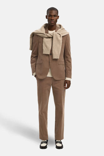 Blazer marron de SELECTED, avec un pantalon coordonné et une chemise beige portée nonchalamment sur les épaules.