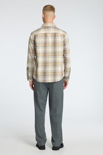 Beige overhemd met lange mouwen van SELECTED, met een geruit patroon en zichtbare knopen.
