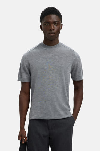 Grijze trui van SELECTED, met korte mouwen en gedragen met een donkere broek.

