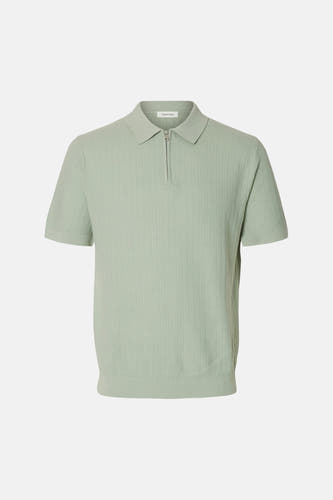 Polo verte Selected de couleur verte à manches courtes et à la texture fine.