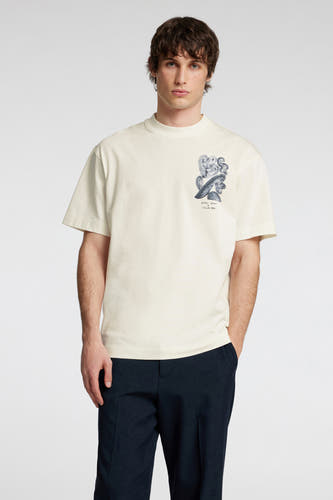 Ecru T-shirt met korte mouwen van SELECTED, met grafische print op de borst, gecombineerd met donkerblauwe pantalon.
