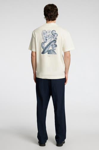 Ecru T-shirt met korte mouwen van SELECTED, met blauwe abstracte print op de rug, gecombineerd met donkerblauwe pantalon.
