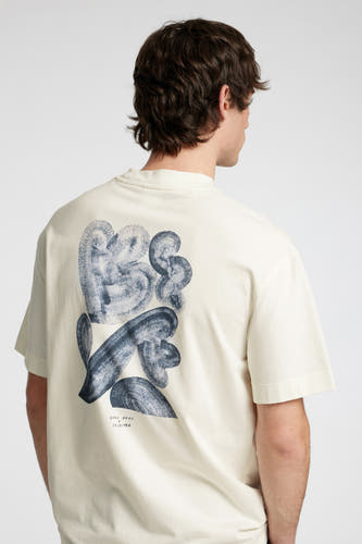 Ecru T-shirt met korte mouwen van SELECTED, met abstracte donkerblauwe print op de rug.
