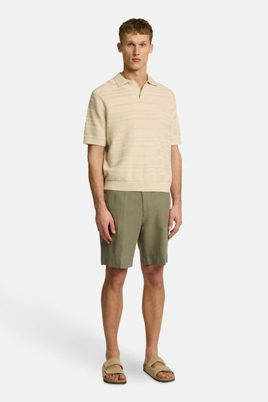Shorts kaki de SELECTED, associés à une polo cotonnée et des sandales en cuir de mouton.