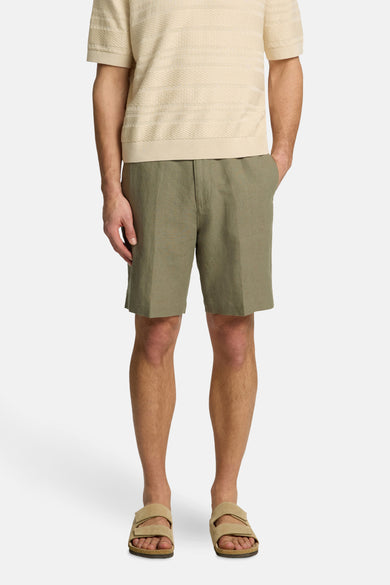 Short multicolore de SELECTED porté avec une top cardée et des sandales.