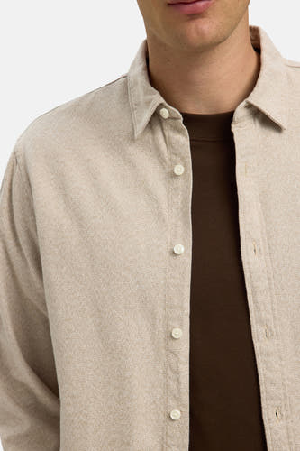 Beige overhemd met lange mouwen van SELECTED, gedragen over een bruin shirt.