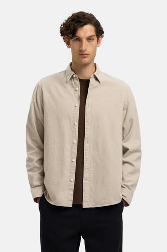 Beige overhemd met lange mouwen van SELECTED, gedragen over een bruin shirt en een zwarte broek.
