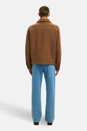 Korte bruine jas van SELECTED, met een textuurstof en gecombineerd met blauwe jeans.
